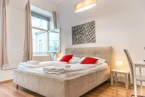 Bed, Bedroom, towels