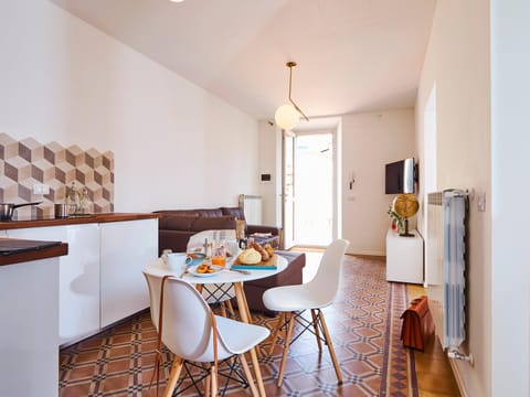 TV and multimedia, Kitchen or kitchenette, Living room, Seating area, Dining area