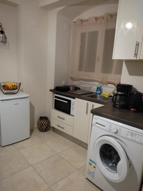 Kitchen or kitchenette, oven, washing machine