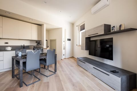 Coffee/tea facilities, Kitchen or kitchenette, Living room, Dining area