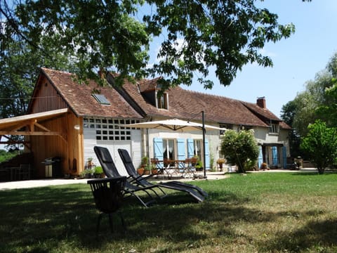 Property building, Garden, Garden view, sunbed