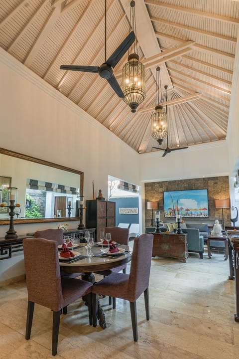 Mosan House - unique art-filled gem in perfect location a short walk from the beach or Seminyak Square including AC office for remote working Villa in Kuta