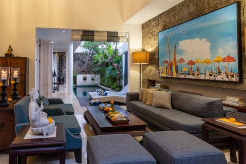 Mosan House - unique art-filled gem in perfect location a short walk from the beach or Seminyak Square including AC office for remote working Villa in Kuta