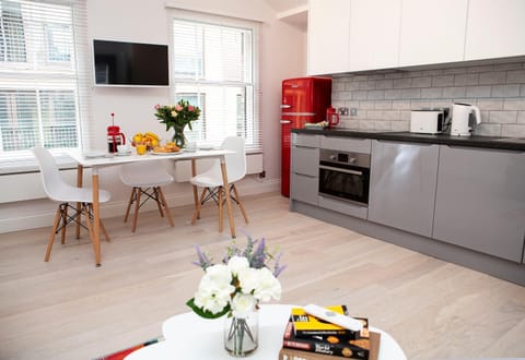 Kitchen or kitchenette, Dining area