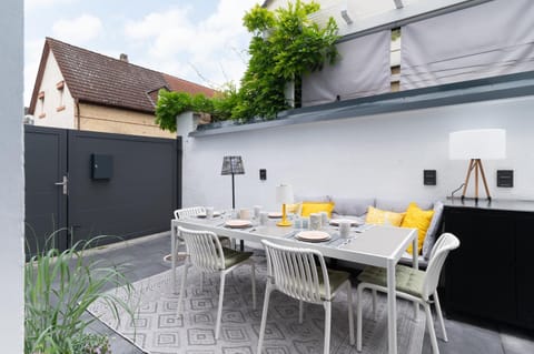 Property building, Patio, Day, View (from property/room), Balcony/Terrace, Seating area, Dining area, kitchen, kitchen