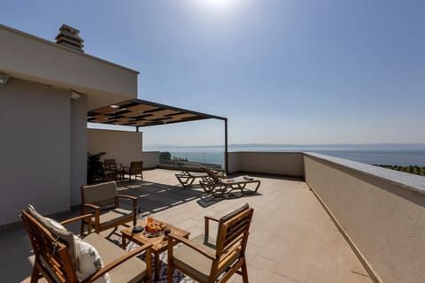 Property building, Garden, Sea view, Swimming pool