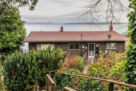 Rockaway Retreat House in Bainbridge Island