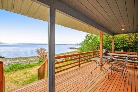 Rockaway Retreat House in Bainbridge Island