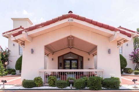 Property building, Facade/entrance, Day, On site, Time of day