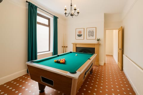 Large CityCentre Townhouse & Hot Tub, Pool Table and Offroad Parking House in Cardiff