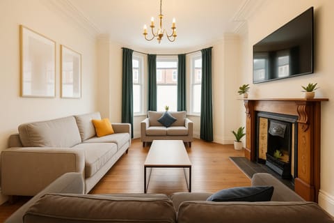 Large CityCentre Townhouse & Hot Tub, Pool Table and Offroad Parking House in Cardiff