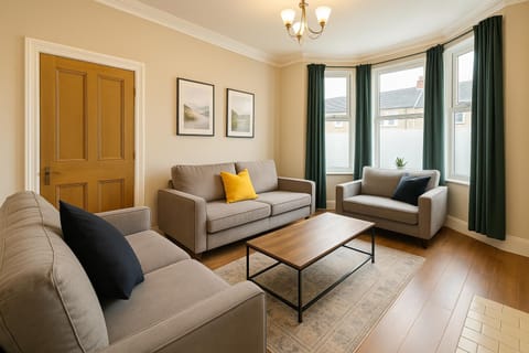 Large CityCentre Townhouse & Hot Tub, Pool Table and Offroad Parking House in Cardiff