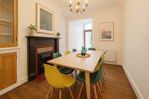 Large CityCentre Townhouse & Hot Tub, Pool Table and Offroad Parking House in Cardiff