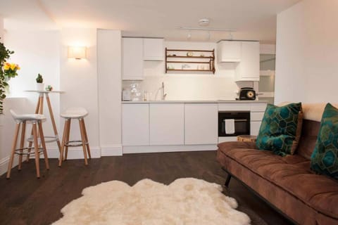 Silver View-Spa Hot Tub-Beautiful Sea Views-Free Parking- Central Lyme Regis Apartment in Lyme Regis