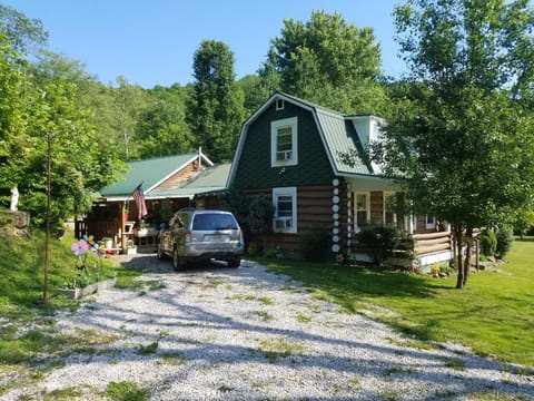 The Lodge - Chestnut Log Cabin Cabin in West Virginia
