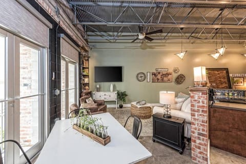 Green Door Lofts -Magnolia Loft, Silos/Downtown Apartment in Waco