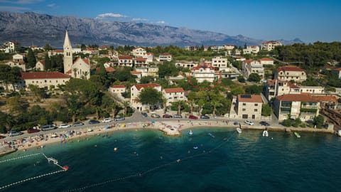 Nearby landmark, Natural landscape, Beach, Area and facilities