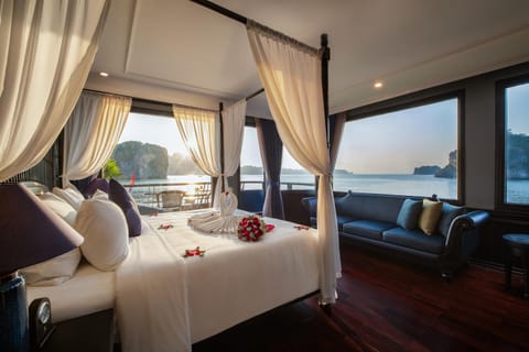 Bed, Natural landscape, Photo of the whole room, Bedroom, Lake view, River view, Sea view