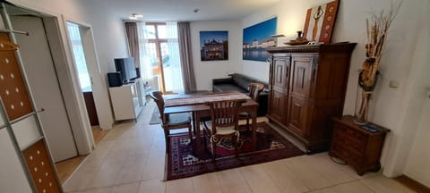 Kitchen or kitchenette, Living room, Seating area, Dining area, hair dresser