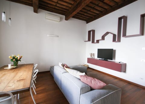 Tabacchi Luxury apartment in Lucca historical center near toll Parking Apartment in Capannori
