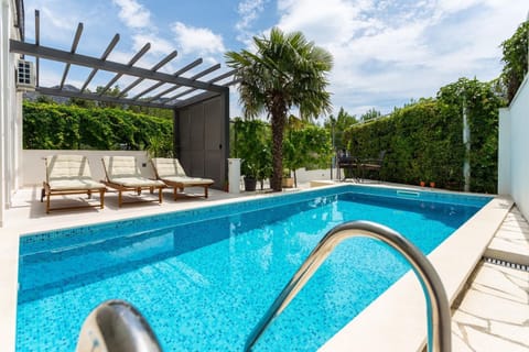Balcony/Terrace, Seating area, Swimming pool