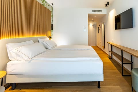 Bed, TV and multimedia