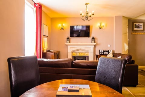 Living room, Photo of the whole room, Seating area, Dining area