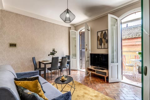 Living room, Seating area, Dining area, City view, Lunch