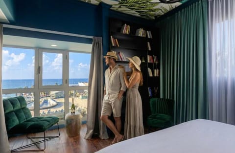Property building, Bed, People, Natural landscape, Library, Photo of the whole room, Seating area, Beach, Beach, Bedroom, Guests, City view, City view, Sea view, Sea view, Street view, Street view, group of guests, Quiet street view