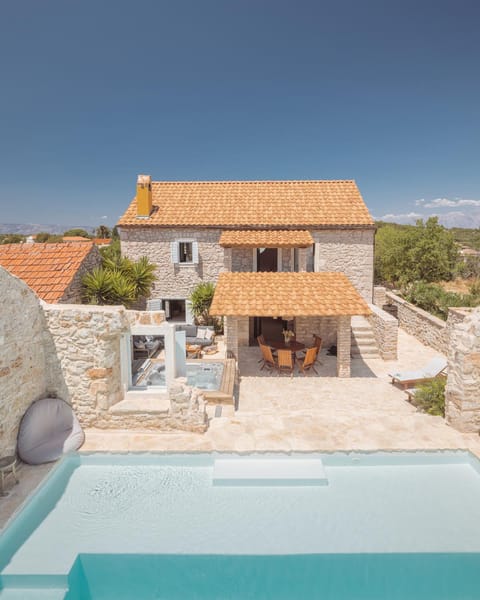 Property building, Day, Swimming pool