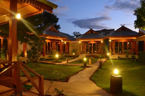 Facade/entrance, Bed, Night, Garden, Garden, Bathroom, Balcony/Terrace, Balcony/Terrace, Photo of the whole room, Decorative detail, Decorative detail, Bedroom, On site, Garden view, Garden view, Street view, Street view