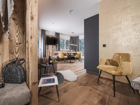 Kitchen or kitchenette, Living room, Seating area