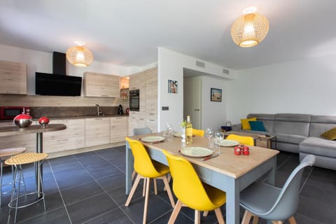 Kitchen or kitchenette, Living room, Dining area, stove