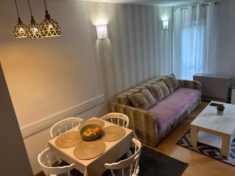 Living room, Food and drinks, Seating area, Dining area