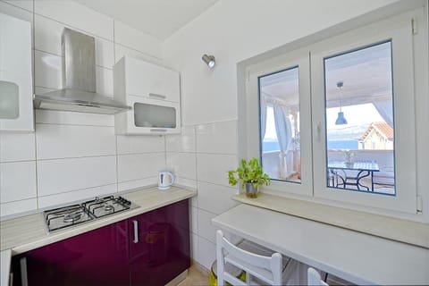 Kitchen or kitchenette, Sea view