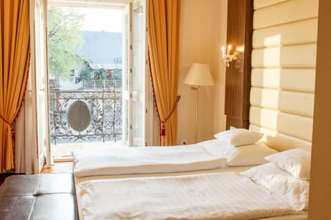 Nearby landmark, Bed, Photo of the whole room, Bedroom