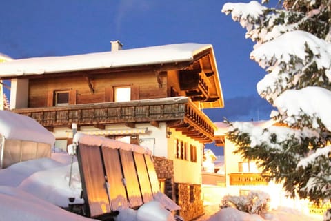 Staff, People, Property logo or sign, BBQ facilities, Fishing, Garden, Golfcourse, Ski School, Skiing, Snorkeling, Squash, Table tennis, Balcony/Terrace, Other, Decorative detail, Tennis court, Windsurfing, Canoeing, Hiking, Cycling, Diving, Logo/Certificate/Sign, Text overlay, Area and facilities, Sports, Entertainment, Certificate/Award, Family