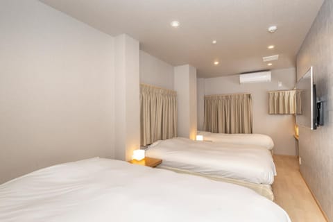 Bed, Day, TV and multimedia, Photo of the whole room, Bedroom, air conditioner