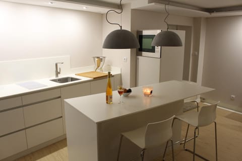 Kitchen or kitchenette, Dining area, minibar