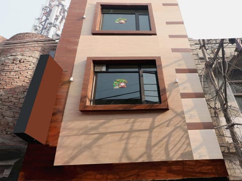 Facade/entrance