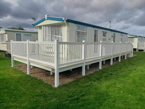 8 BERTH CARAVAN TP49 ON THE GOLDEN PALM CHAPEL ST LEONARDS Apartment in Chapel Saint Leonards