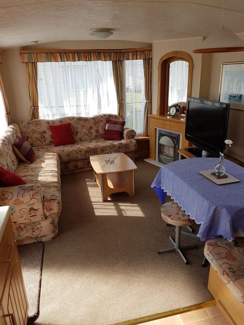 8 BERTH CARAVAN TP49 ON THE GOLDEN PALM CHAPEL ST LEONARDS Apartment in Chapel Saint Leonards