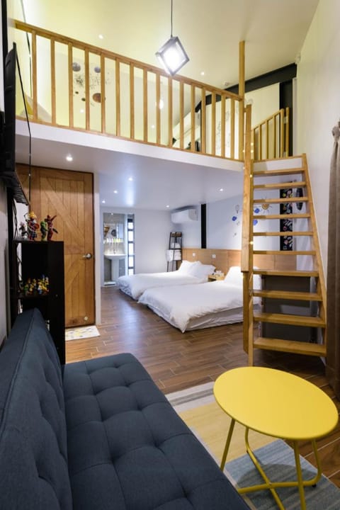 Bed, Living room, Photo of the whole room, Seating area, Bedroom