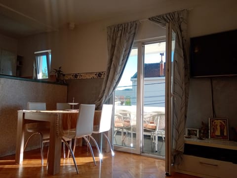 Kitchen or kitchenette, Living room