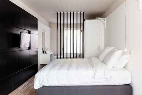 Photo of the whole room, Quiet street view