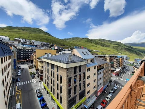 Bed, Balcony/Terrace, Bedroom, Pets, Mountain view, Street view, bunk bed