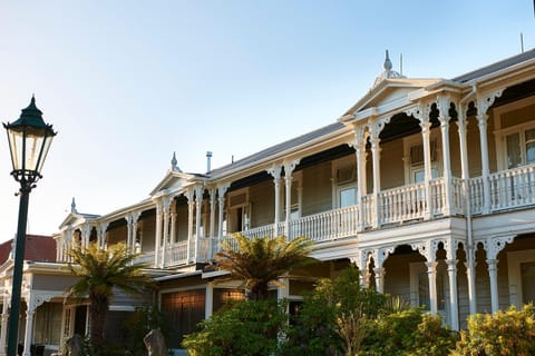 Property building, Facade/entrance, Day, Natural landscape, Decorative detail