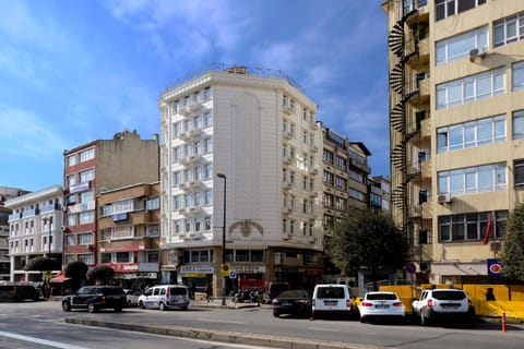 Property building, Day, Neighbourhood, City view, Street view, Location, Parking