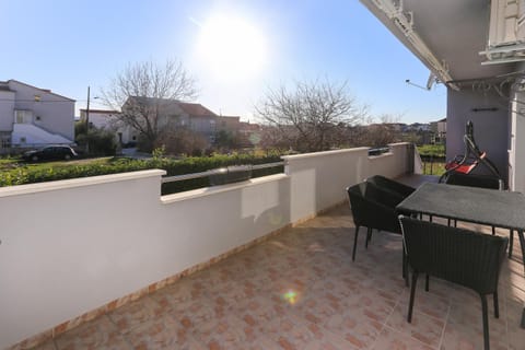 Facade/entrance, Decorative detail, Area and facilities