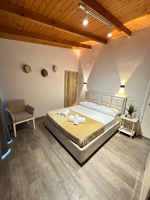 Bed, Living room, Photo of the whole room, Seating area, Bedroom, towels